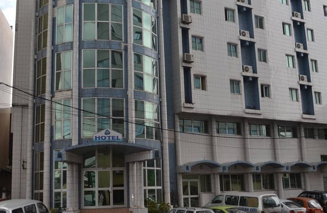 Façade de l'Hôtel Akena à Akwa, Douala — repère pour trouver l'atelier Krexora